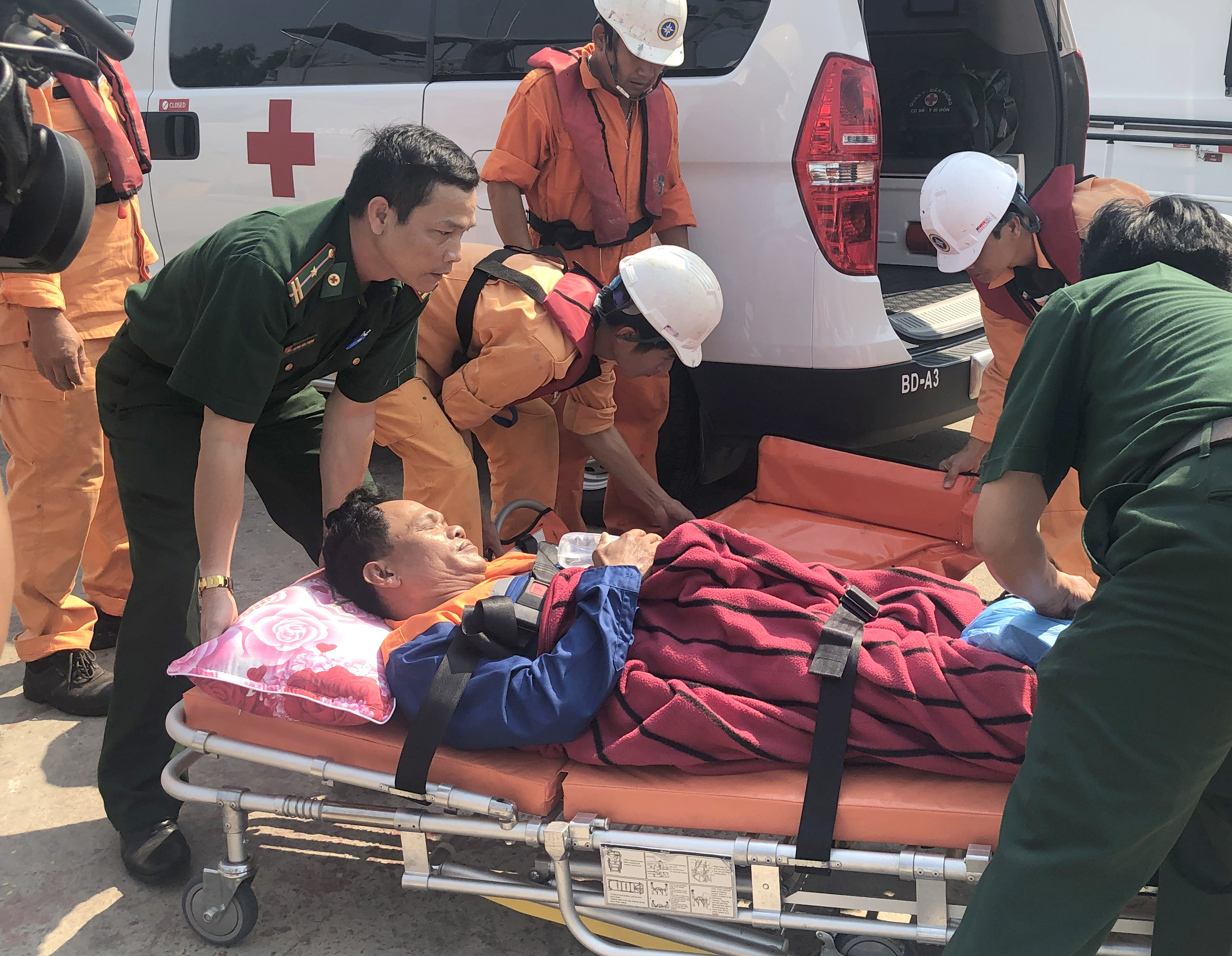 Tàu Sar 412 cứu ngư dân gặp nạn trên biển